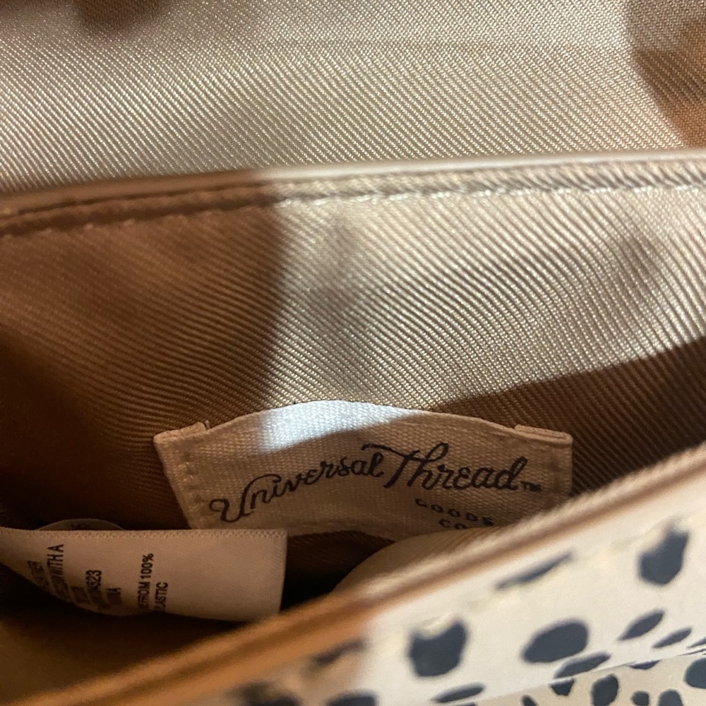 Purse crossbody. Adjustable strap. Like new - Picture 6 of 7